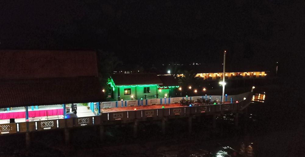 Penarak Bamboo Beach Motel Kuah Luaran gambar