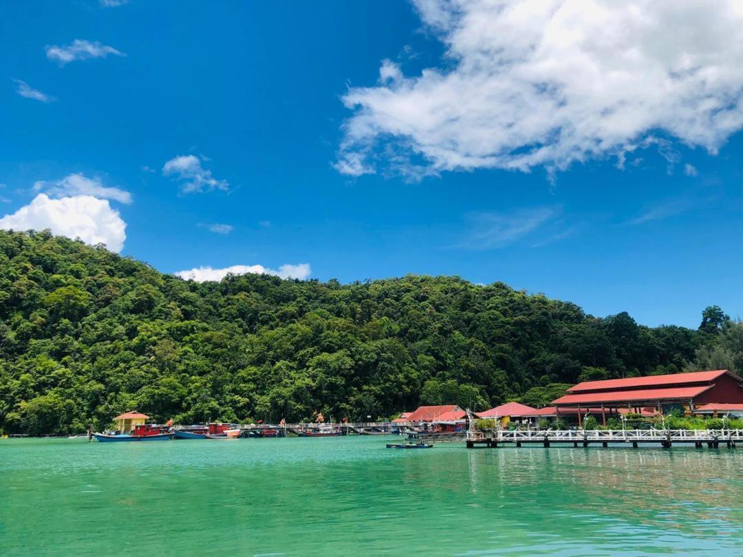 Penarak Bamboo Beach Motel Kuah Luaran gambar